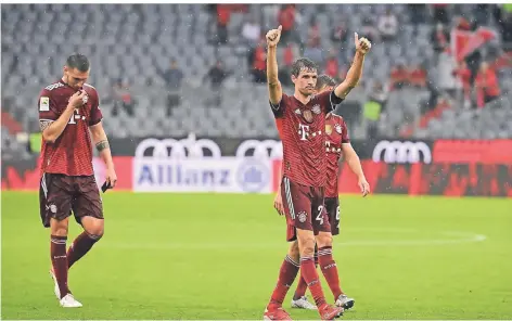  ?? FOTO: SVEN HOPPE/DPA ?? Thomas Müller (Mitte) bejubelt den 3:2-Sieg gegen Köln. Niklas Süle (links) und Joshua Kimmich (verdeckt) reagieren verhalten.