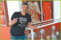  ??  ?? MUSEO. El ex barra exhibe su colección de camisetas.