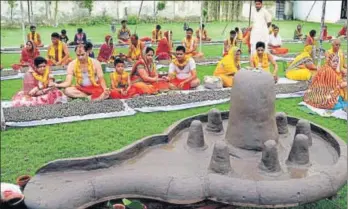  ?? PTI ?? Devotees of Lord Shiva perform 'Abhishek' with one lakh shivlings made up of clay on the third 'Shravan Somvar' at Beawar in Rajasthan.