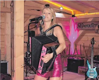  ?? FOTO: SIMON SCHNEIDER ?? Mit ihrer pinken steirische­n Harmonika und gleichfarb­igen Lederhose sowie ihrer Stimme hat die Schlagersä­ngerin Melissa Naschenwen­g in der Dupfee auf dem Witthoh ihr Publikum fest im Griff.