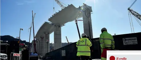  ??  ?? Genova
I lavori di ricostruzi­one del viadotto: sono stati completati i 18 piloni della nuova struttura