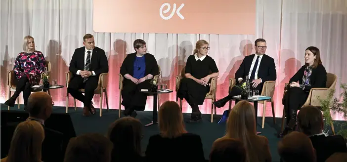  ?? FOTO: MARKKU ULANDER/LEHTIKUVA ?? ■ Riikka Purra, Atte Harjanne, Annika Saarikko, Niina Malm, Petteri Orpo och Li Andersson möttes i Finlands Näringsliv­s valdebatt på onsdagen.