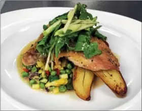  ?? PHOTO COURTESY OF DINOÍS BACKSTAGE AND THE CELEBRITY ROOM ?? Arugula salad and julienned apples top this organic chicken with summer succotash.