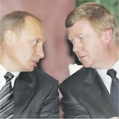  ?? Yuri Kochetkov / Efe ?? Vladímir Putin conversa con Anatoly Chubáis, en una imagen de 2005 en Moscú.