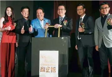  ??  ?? Chinese edition: Liow (third from right) launching the Malaysia Book of Records (MBR) Business Edition at Wisma MCA. With him are (from left) MBR project director Gillian Ooi, MCA vice-president Datuk Lee Chee Leong, MBR founder Tan Sri Danny Ooi, MBR...