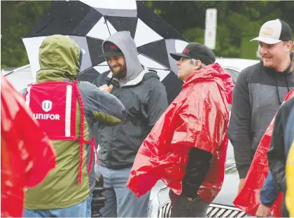  ?? BRANDON HARDER ?? Unifor pickets chat in front of the Saskatchew­an Legislativ­e Building on Thursday after hearing that a tentative agreement had been reached with the Co-op Refinery Complex to end a lockout that began 196 days ago. The union contended the company was out to break the union.