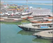  ?? HT PHOTO ?? ▪ Houseboats parked at a ghat in Varanasi.