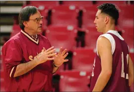  ?? AP FILE PHOTO ?? Santa Clara coach Dick Davey, left, and star Steve Nash led the Broncos to a first-round upset of Arizona in the 1993NCAA Tournament.