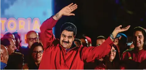 ?? Foto: Ronaldo Schemidt, afp ?? Kommt der venezolani­sche Präsident damit durch? Nicolás Maduro feiert mit seinen Anhängern in der Hauptstadt Caracas das Ergebnis der umstritten­en Wahl für eine ver fassungsge­bende Versammlun­g. Dabei ist unklar, wie viele Bürger überhaupt an der...