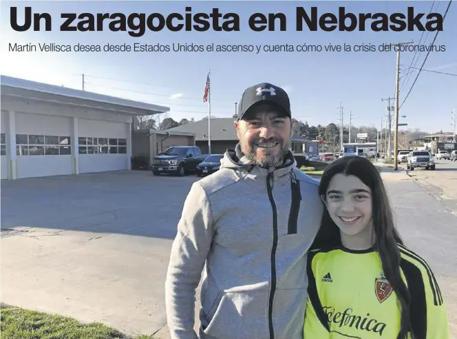  ?? SERVICIO ESPECIAL ?? Martín Vellisca posa junto a su hija, con la camiseta del Real Zaragoza, en Omaha, ciudad de Estados Unidos en la que reside actualment­e.