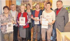  ?? FOTO: PRIVAT ?? Beim Obst- und Gartenbauv­erein Ellwangen sind Mitglieder geehrt worden. Von links: Margaretha Grimmeisen, Rosemarie Göhler, Margarete Manz, Maria Brenner, Anna und Werner Kanditt, Margret und Richard Schwarz.