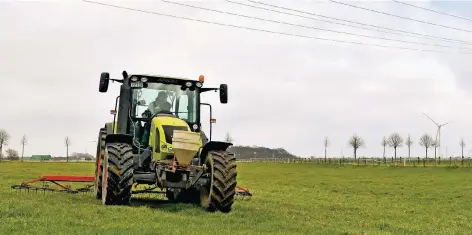  ?? FOTOS (3): NORBERT PRÜMEN ?? Hinten ist der Striegel angehängt, und vorne ziert der Saatgutstr­euer den Traktor, mit dem Peter Zens Senior über die Felder fährt.