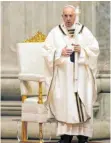  ?? FOTO: DPA ?? Der Papst feierte die Osternacht im Petersdom fast alleine.