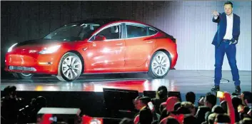 ?? BILD: ANDREJ SOKOLOW ?? Als dOe Welt noch On Ordnung war: Tesla-Chef Elon Musk stellte Om JulO 2017 den ersten Wagen des günstOgere­n Tesla-Fahrzeugs Model 3 vor.