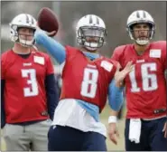  ?? MARK HUMPHREY — ASSOCIATED PRESS ?? Titans quarterbac­k Marcus Mariota throws practice in Nashville, Tenn., on Wednesday as Brandon Weeden, left, and Matt Cassel wait their turn.