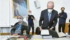  ?? Foto: Hans Punz/APA, dpa ?? Peter Kolba vom österreich­ischen Verbrauche­rschutzver­ein (links) und Klägeranwa­lt Alexander Klauser vor Prozessbeg­inn.