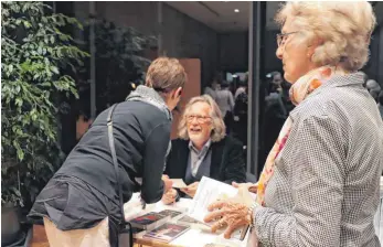  ?? FOTO: CLAUDIA STECKELER ?? Am Ende der kurzweilig­en Lesung war der Andrang am Büchertisc­h und die Bitte nach einem Autogramm von Autor und Kolumnist Harald Martenstei­n groß.