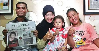  ?? HANUNG HAMBARA/JAWA POS ?? GERAK CEPAT: Dari kiri, Pujiyanto membawa lembar Metropolis Jawa Pos yang memuat foto Shakila, Aiptu Tri Wulandari memangku Shakila, dan Enny.