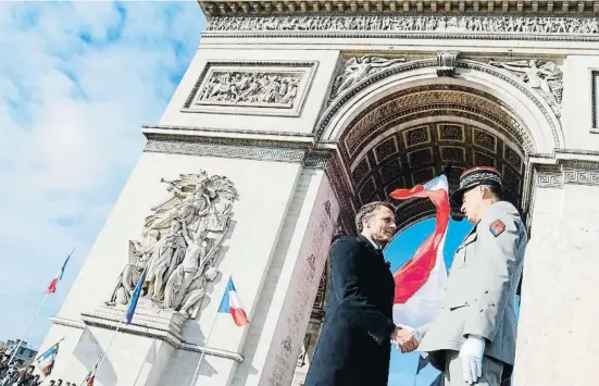  ?? LUDOVIC MARIN / AFP ?? Macron conmemoró ayer bajo el Arco del Triunfo de París el 105.º aniversari­o del armisticio que puso fin a la Primera Guerra Mundial