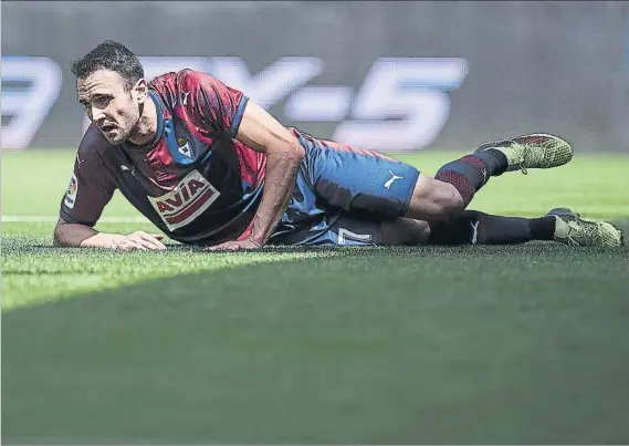  ?? FOTO: GYI ?? Reflejo de una mañana sombría, Kike García está tumbado sobre el césped de Ipurua en un momento del partido de ayer entre Eibar y Getafe