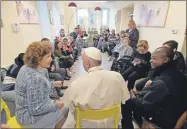  ??  ?? El papa Francisco conversa con un grupo de personas en el centro CasAmica Onlus, una instalació­n para personas enfermas en Roma