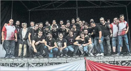  ?? FOTO: UNANUE ?? Plantilla, cuerpo técnico y directivos del Pasaia posan en el escenario junto al trofeo. La alegría desbordó Pasai Antxo