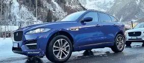  ??  ?? La nuova Jaguar F-pace durante il test drive sulle montagne di Cormayeur