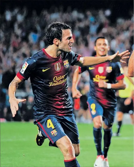  ??  ?? L’alegria de Xavi i Cesc després del golàs marcat pel capità en els últims minuts
