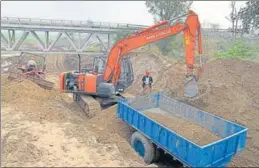  ?? HT PHOTO ?? ■
Desilting work in progress near the railway bridge at Gidderpind­i village in Jalandhar.