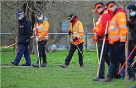  ??  ?? Thorough: Police and London Search and Rescue workers scour the common
