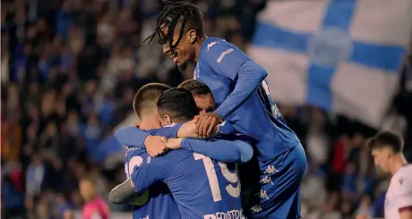  ?? LAPRESSE ?? Gioia azzurra L’esultanza dei giocatori dell’Empoli dopo il gol del 3-0 al Bologna segnato da Cambiaghi. I toscani ora sono a +8 sul terzultimo posto