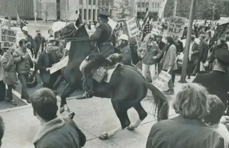  ?? TORONTO STAR ARCHIVES PHOTOS ?? A mounted police officer is surrounded by demonstrat­ors protesting the Vietnam War outside the U.S. consulate on University Ave. in 1968.