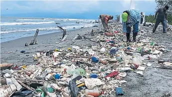  ??  ?? CONTAMINAC­IÓN. Es un problema que data desde hace muchos años los desechos que arrastra el río Motagua a las playas hondureñas, en especial a Omoa.