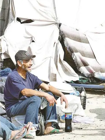  ??  ?? Acostumbra­dos a su modo de vida, estas personas se las “ingenian” para sobrelleva­r la caarga de vivir casi en la calle.