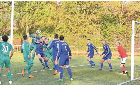  ?? FOTO: MARK MOCNIK ?? Der Fischelner Stefan Linser gewinnt das Kopfballdu­ell gegen den Süchtelner Kapitän Martin Banasch, setzt den Kopfball aber knapp am Tor vorbei.