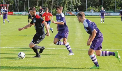  ?? Foto: Uli Anhofer ?? Bereits drei Treffer gelangen Bubesheims Hakan Polat (links) in der noch jungen Bezirkslig­a Saison. Bei diesem Spiel kam allerdings kein Weiterer hinzu. Seine stark er satzgeschw­ächte Mannschaft verlor am heimischen Platz mit 0:3 gegen den VfR Neuburg.