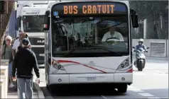  ?? (Photo Cyril Dodergny) ?? Les bus sont gratuits jusqu’au 27 novembre. Aujourd’hui des agents du bureau d’études seront présents pour questionne­r les usagers.