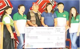  ??  ?? Check turnover amounting to P100,000 to the Mindanao Tribal Mission College in T’boli South Cotabato last August 11, 2018. The amount is an annual pledge of the cooperativ­e to the institutio­n for the improvemen­t of its facilities and for its day-to-day operations.