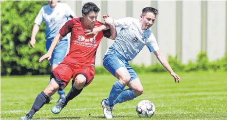  ?? FOTO: THOMAS WARNACK ?? Der FC Krauchenwi­es/Hausen (li.: Patrick Vogler) ist mit Trainer Jörg Schreyeck auf einem guten Weg zurück zu alter Stärke.