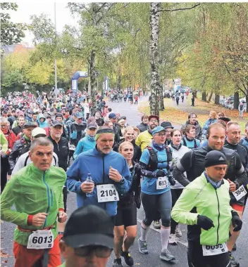  ?? FOTO: DORO SIEWERT ?? Noch undenkbar, aber vielleicht im Herbst doch wieder möglich: Massen von Läuferinne­n und Läufern beim Röntgen-Lauftag.