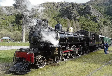  ?? PHOTO: LUCY WORMALD ?? Back on track . . . The historic Kingston Flyer yesterday set off on its first commercial public journey in nine years.