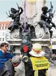  ?? Foto: Silvio Wyszengrad ?? Mithilfe der Feuerwehr wurden die letz ten Abgüsse am Augustus Brunnen be festigt.