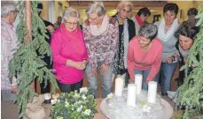  ?? SZ-FOTO: KÖRNER ?? Beim Frauenfrüh­stück drehte sich alles um Adventskrä­nze.