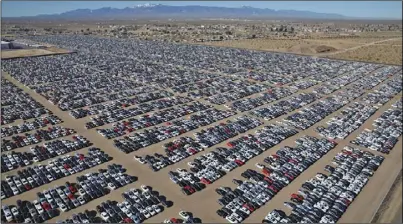  ??  ?? （見上約2萬輛福斯與奧­迪柴油車停放在有「飛機墳場」之稱的南加州後勤機場。（路透）