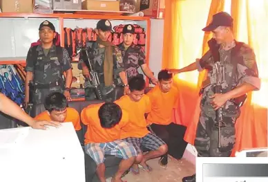  ??  ?? ROBBERY GANG — Police present to media four suspected members of a robbery gang based in Kalinga province who were arrested at Nena’s Resort in Barangay Nagattatan, Pamplona, Cagayan last Sunday. The hunt is on for their leader and several other...