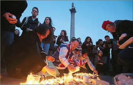  ??  ?? Trafalgar Square, jeudi soir à Londres, une journée après l’attaque terroriste à proximité du Parlement britanniqu­e.