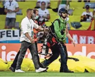  ??  ?? un Paracaidis­ta camina por el campo antes de un partido del Grupo F de la Eurocopa entre Alemania y Francia