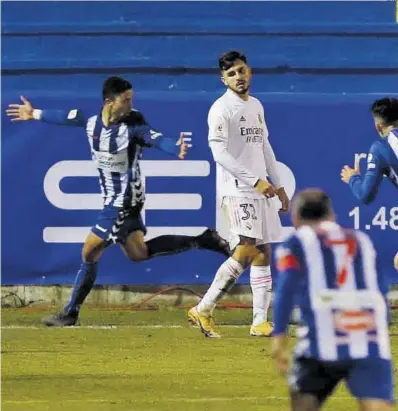  ?? Efe ?? Los futbolista­s del Alcoyano celebran un gol ante el defensa madridista Chust.