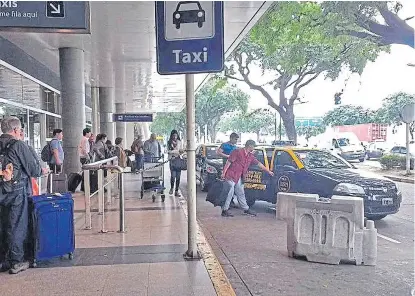  ?? Fabián marelli ?? Largas filas a la espera de un taxi en el aeroparque metropolit­ano