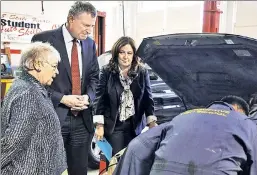  ??  ?? Something’s broken here: Chancellor Fariña and Mayor de Blasio with Renewal superinten­dent Aimee Horowitz at Automotive HS, a Renewal school.